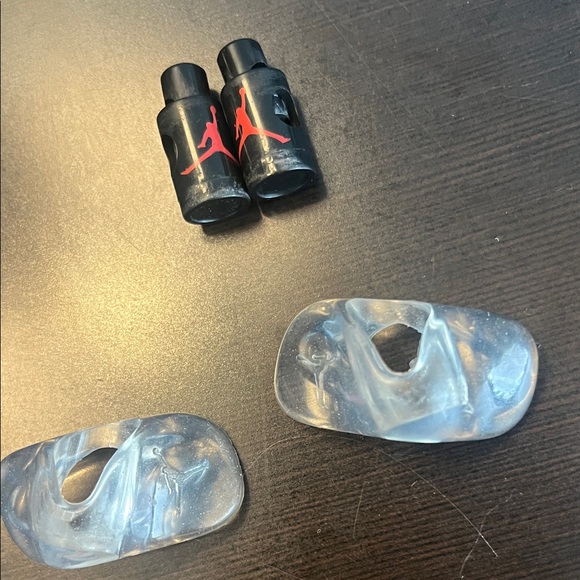 Jordan Shoe Accessories with Red Logo - Picture 3 of 3
